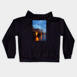 Cologne Cathedral, Dom, Hohenzollern Bridge, dusk, Cologne, Germany Kids Hoodie